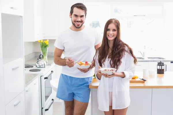 Ungt par att ha en hälsosam frukost — Stockfoto