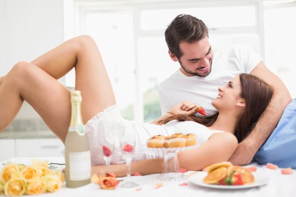 Jovem casal tendo um café da manhã romântico — Fotografia de Stock