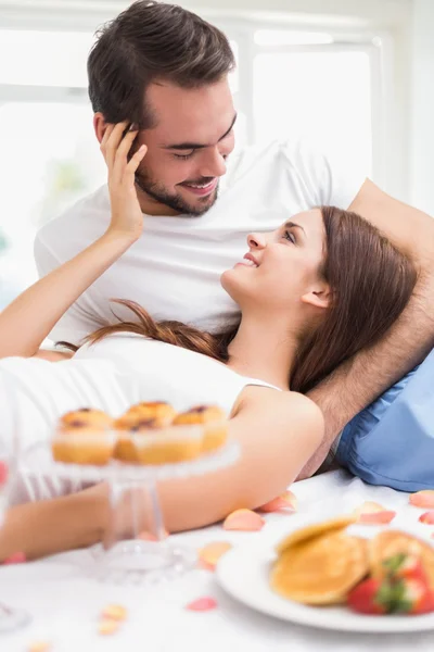 Jong koppel een romantische ontbijten — Stockfoto