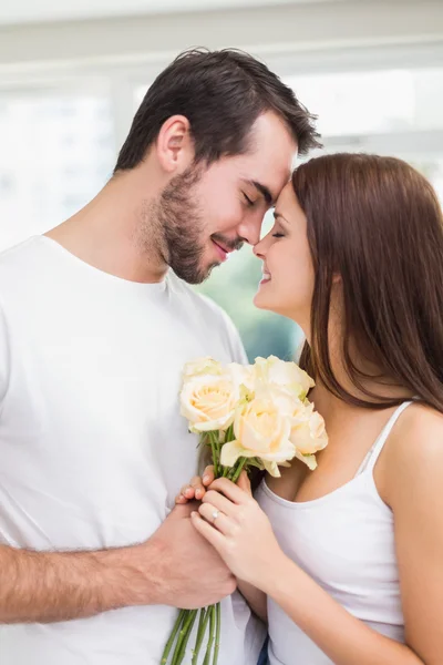 Junger Mann schenkt Freundin weiße Rosen — Stockfoto
