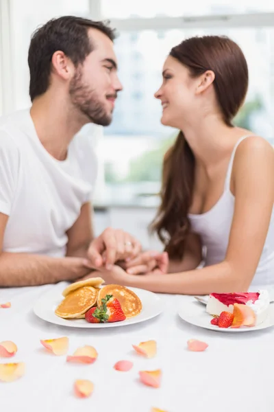 Mladý pár s romantickou snídani — Stock fotografie