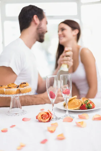 Jovem casal tendo um café da manhã romântico — Fotografia de Stock