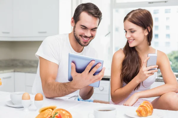Fiatal pár segítségével tabletta a reggeli — Stock Fotó
