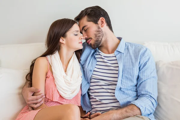 Jovem casal relaxante no sofá — Fotografia de Stock