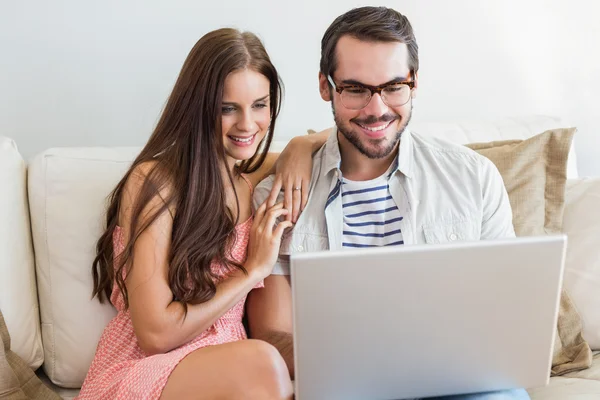 Hipster pareja usando portátil en sofá —  Fotos de Stock