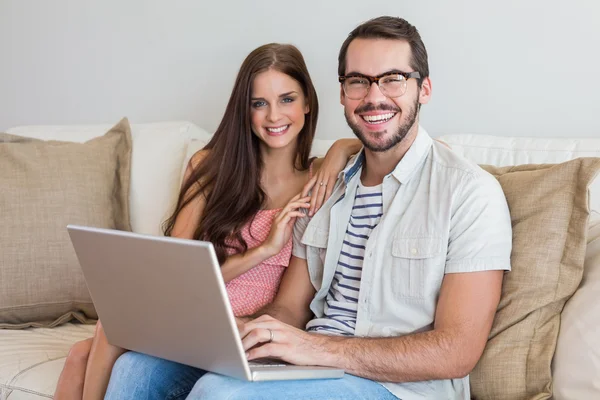 Casal Hipster usando laptop no sofá — Fotografia de Stock