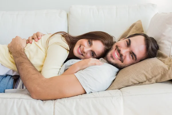 Bonito casal relaxante no sofá — Fotografia de Stock