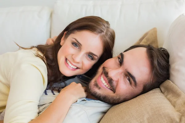 Linda pareja relajándose en el sofá —  Fotos de Stock