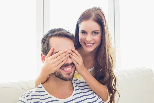 Mooie vrouw verrassend haar vriendje — Stockfoto