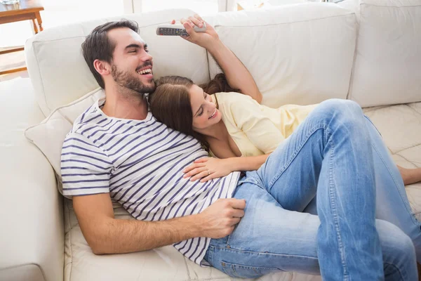 Linda pareja relajándose en el sofá —  Fotos de Stock