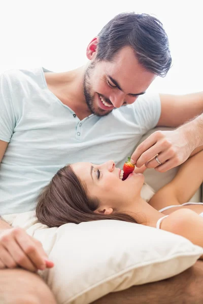 Uomo che alimenta la sua ragazza una fragola — Foto Stock