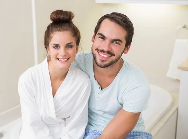 Jong paar glimlachen naar de camera — Stockfoto