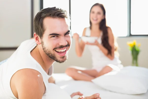 Jovem casal tomando café da manhã na cama — Fotografia de Stock