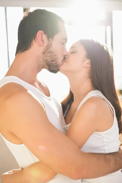 Jovem casal beijando na cama — Fotografia de Stock