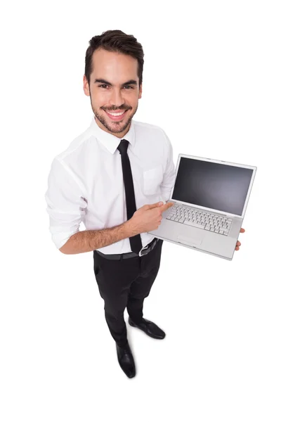 Hombre de negocios sonriente señalando su computadora portátil —  Fotos de Stock