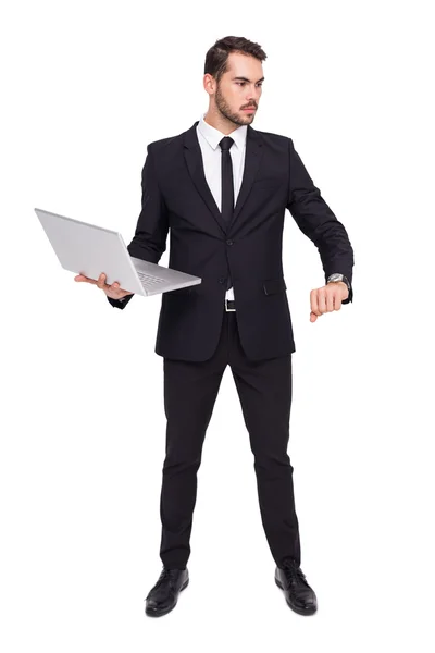 Hombre de negocios enfocado en traje que sostiene el ordenador portátil — Foto de Stock