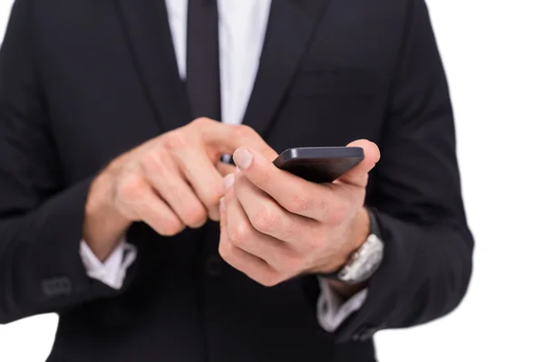 Sección media de un hombre de negocios usando un teléfono inteligente — Foto de Stock