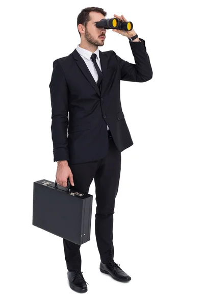Geschäftsmann hält Aktentasche mit Fernglas in der Hand — Stockfoto