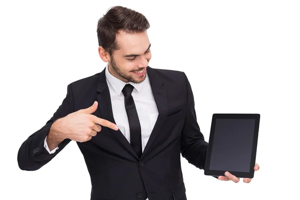 Zufriedener Geschäftsmann zeigt mit seinem Tablet — Stockfoto