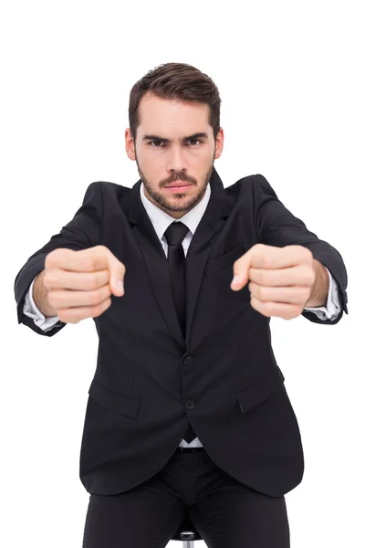 Homme d'affaires en colère debout avec les poings serrés — Photo