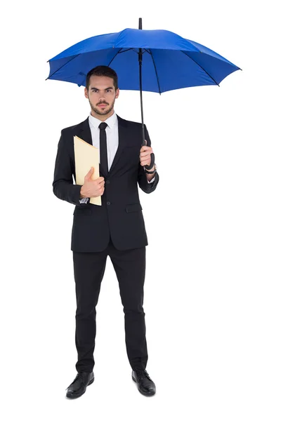 严肃的商人拿着伞下的文件 — 图库照片
