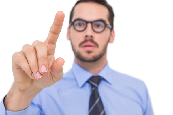 Geschäftsmann mit Brille zeigt etwas — Stockfoto