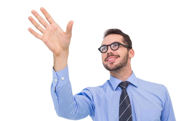 Hombre de negocios sonriente de pie con los dedos extendidos — Foto de Stock