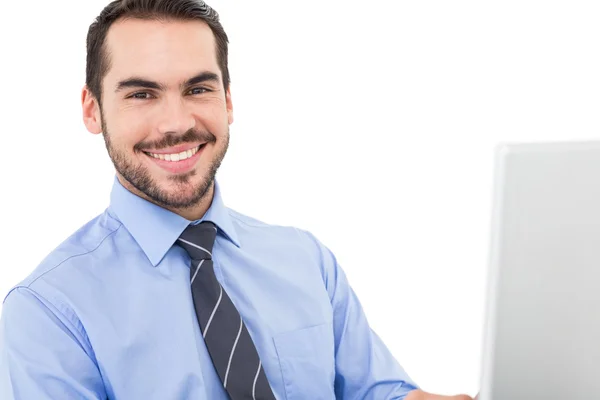 Hombre de negocios feliz en camisa usando el ordenador portátil — Foto de Stock