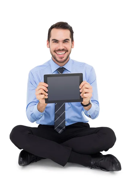 Empresário sorridente mostrando seu tablet digital — Fotografia de Stock