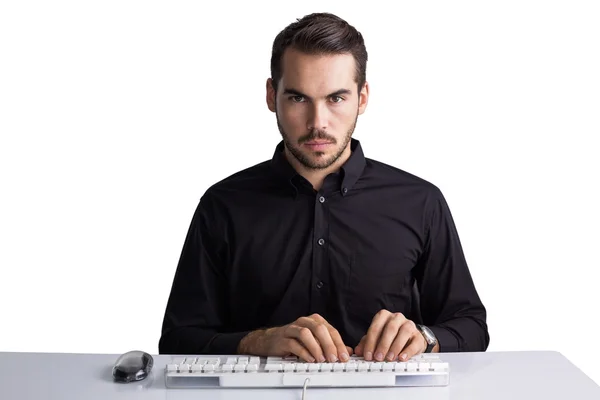 Seriöser Geschäftsmann tippt auf Tastatur — Stockfoto