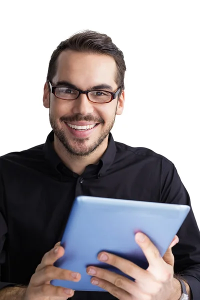 Улыбающийся бизнесмен в очках держит планшет — стоковое фото