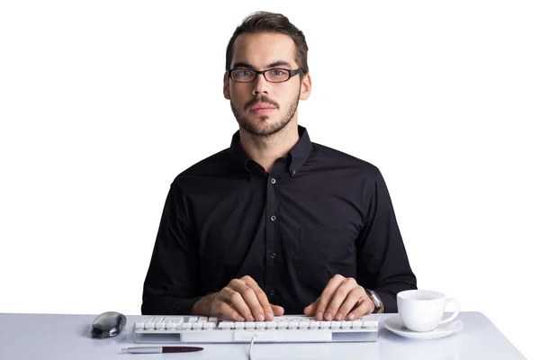 Hombre de negocios enfocado escribiendo en el teclado —  Fotos de Stock