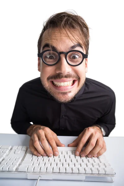 Retrato de um empresário animado usando o computador — Fotografia de Stock