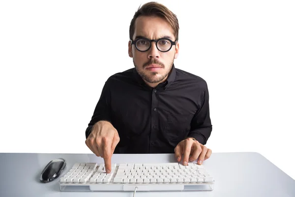 Homem de negócios concentrado digitando no teclado — Fotografia de Stock