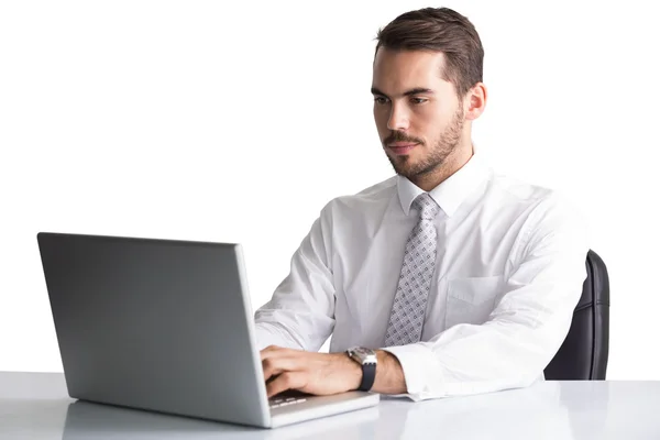 Hombre de negocios alegre usando el ordenador portátil en el escritorio —  Fotos de Stock