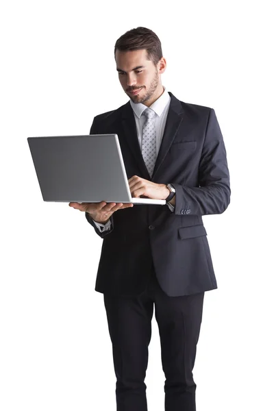 Sorridente uomo d'affari in piedi utilizzando computer portatile — Foto Stock