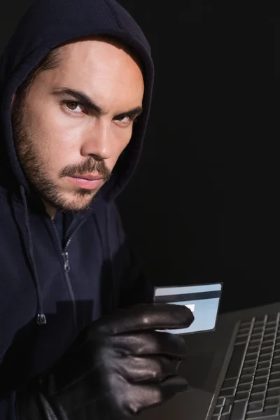 Hacker online winkelen met laptop — Stockfoto