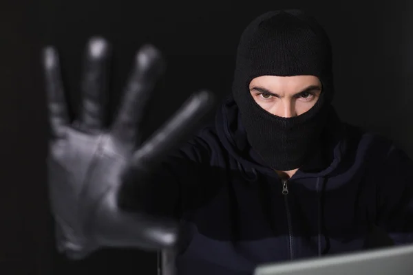 Hacker i balaclava gestikulerande och tittar på kameran — Stockfoto