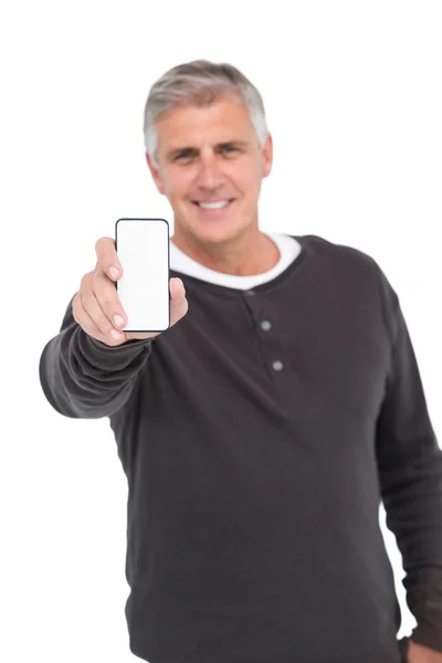 Uomo casual che mostra il suo smartphone — Foto Stock
