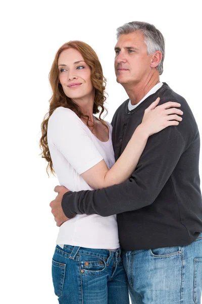 Casual casal abraçando e sorrindo — Fotografia de Stock