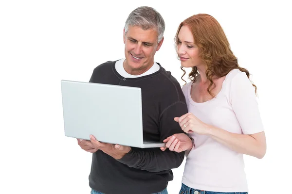 Casal casal usando laptop juntos — Fotografia de Stock