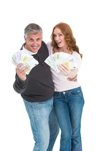Lässiges Paar zeigt sein Bargeld — Stockfoto
