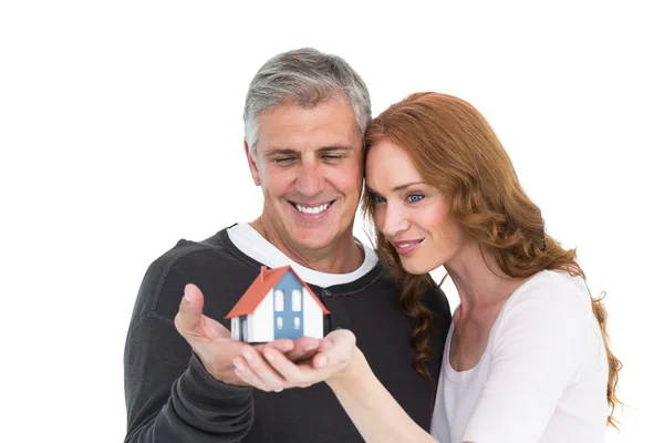 Pareja casual sosteniendo casa pequeña — Foto de Stock