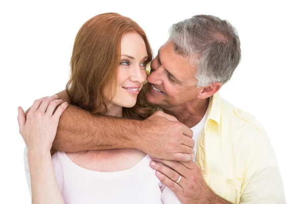 Pareja casual sonriendo y abrazándose — Foto de Stock