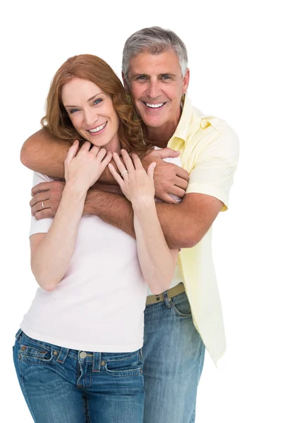 Lässiges Paar lächelt und umarmt — Stockfoto