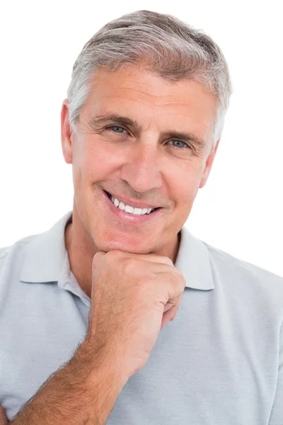 Homem casual sorrindo com a mão no queixo — Fotografia de Stock