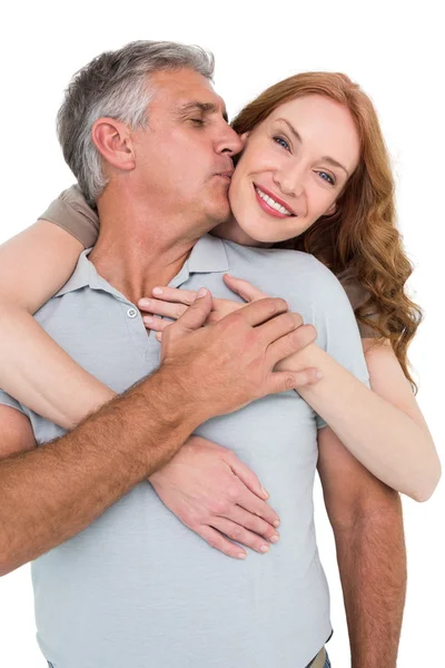 Příležitostné pár objímat a usmívá se — Stock fotografie