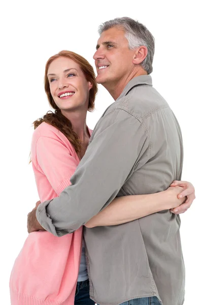 Casual casal abraçando e sorrindo — Fotografia de Stock