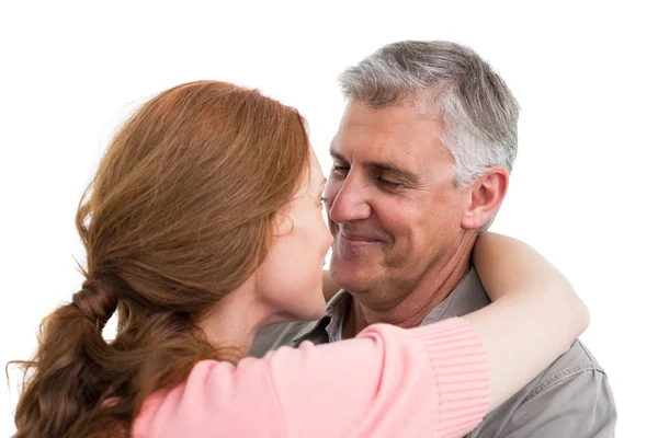 Casual paar knuffelen en glimlachen — Stockfoto