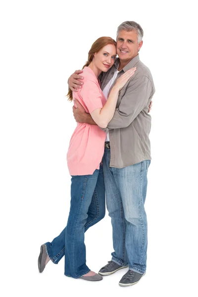 Lässiges Paar umarmt und lächelt — Stockfoto